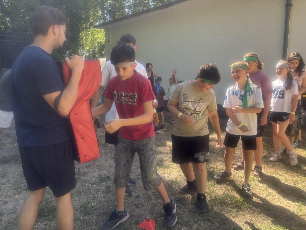 Foglalkozás táborozó gyerekekkel a Római Campus udvarán